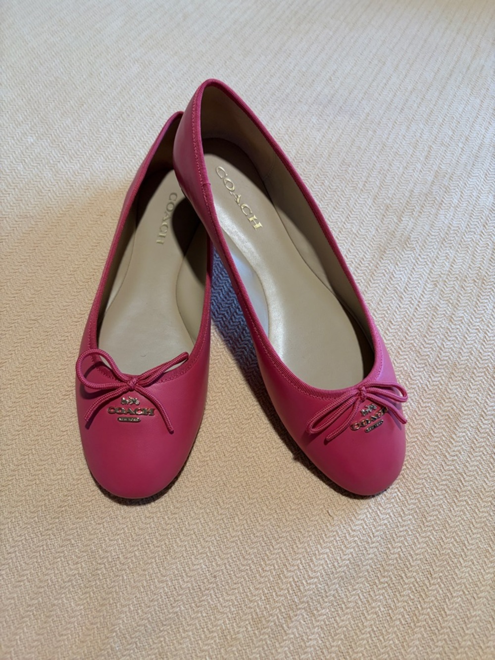 Coach Alina Watermelon Leather Ballet Flats with Bow and Logo. NWT
